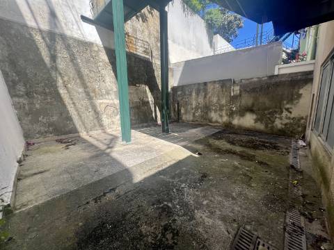 Loja com terraço junto à Alameda