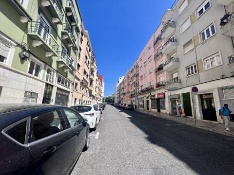 Loja com terraço junto à Alameda