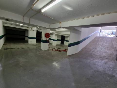 2 Lojas+1 Armazém com excelente taxa de rentabilidade no centro das Caldas da Rainha