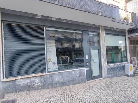 2 Lojas+1 Armazém com excelente taxa de rentabilidade no centro das Caldas da Rainha