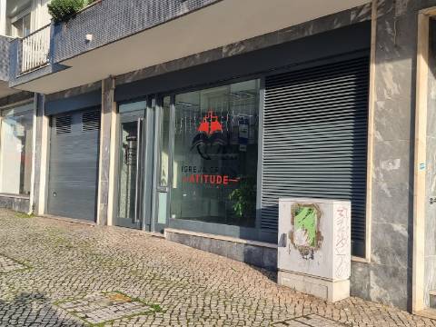 2 Lojas+1 Armazém com excelente taxa de rentabilidade no centro das Caldas da Rainha