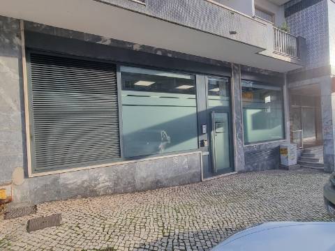 2 Lojas+1 Armazém com excelente taxa de rentabilidade no centro das Caldas da Rainha