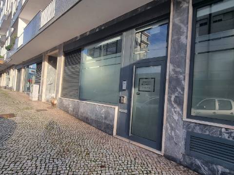 2 Lojas+1 Armazém com excelente taxa de rentabilidade no centro das Caldas da Rainha