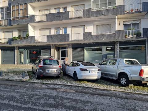 2 Lojas+1 Armazém com excelente taxa de rentabilidade no centro das Caldas da Rainha