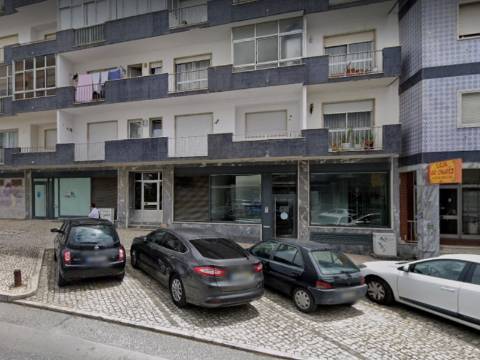 2 Lojas+1 Armazém com excelente taxa de rentabilidade no centro das Caldas da Rainha
