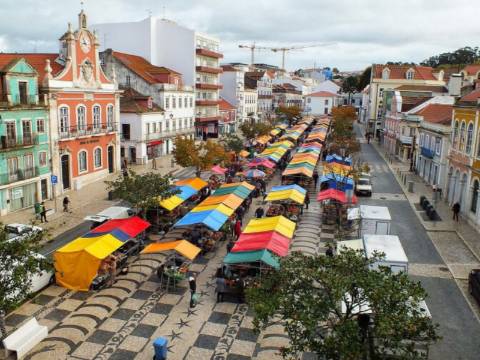 2 Lojas+1 Armazém com excelente taxa de rentabilidade no centro das Caldas da Rainha