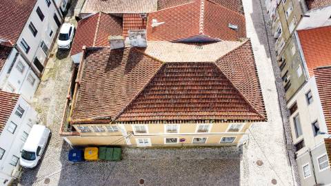 Prédio para renovar junto à praia de São Martinho do Porto