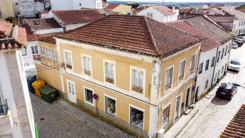 Prédio para renovar junto à praia de São Martinho do Porto