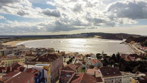 Prédio para renovar junto à praia de São Martinho do Porto