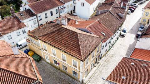 Prédio para renovar junto à praia de São Martinho do Porto