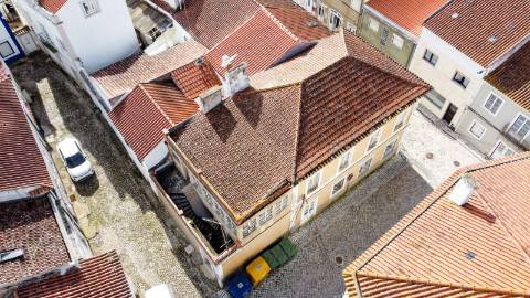 Prédio para renovar junto à praia de São Martinho do Porto