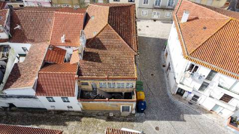 Prédio para renovar junto à praia de São Martinho do Porto