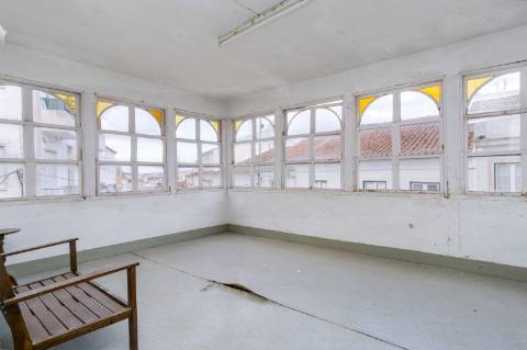 Prédio para renovar junto à praia de São Martinho do Porto