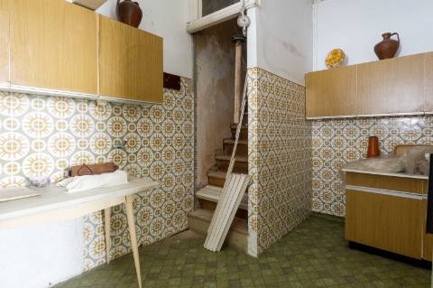 Prédio para renovar junto à praia de São Martinho do Porto