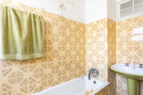 Prédio para renovar junto à praia de São Martinho do Porto