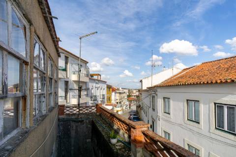 Prédio para renovar junto à praia de São Martinho do Porto