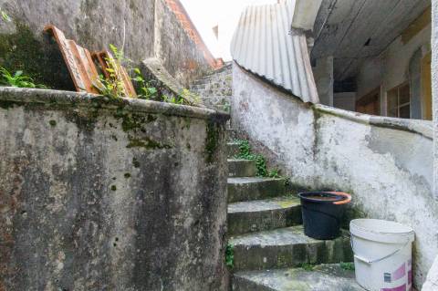 Prédio para renovar junto à praia de São Martinho do Porto