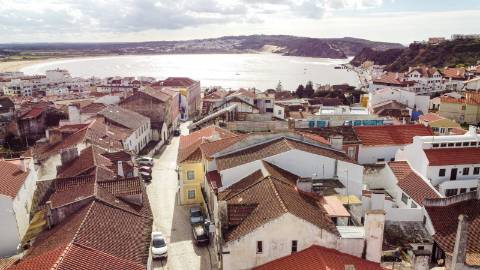 Prédio para renovar junto à praia de São Martinho do Porto