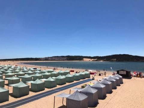 Prédio para renovar junto à praia de São Martinho do Porto