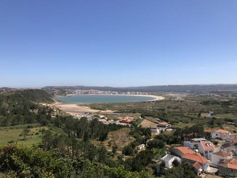 Prédio para renovar junto à praia de São Martinho do Porto