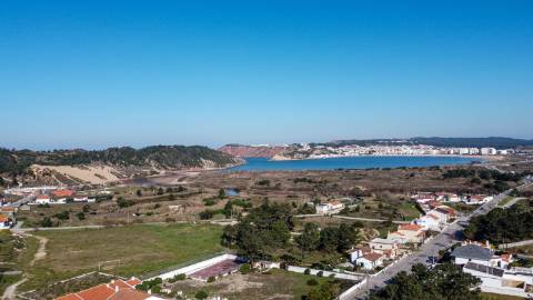 Prédio para renovar junto à praia de São Martinho do Porto