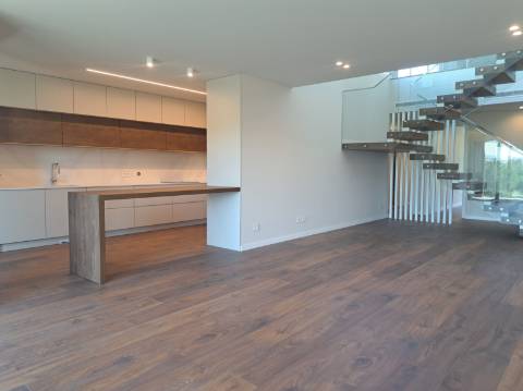 Apartamento T3 Duplex na cidade de Leiria com 3 suítes e vista para a cidade e castelo