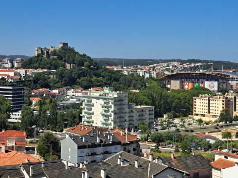 Apartamento T3 Duplex na cidade de Leiria com 3 suítes e vista para a cidade e castelo