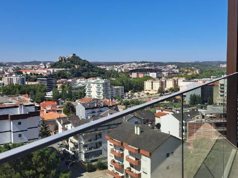Apartamento T3 Duplex na cidade de Leiria com 3 suítes e vista para a cidade e castelo