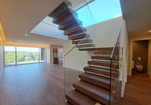 Apartamento T3 Duplex na cidade de Leiria com 3 suítes e vista para a cidade e castelo