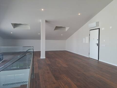 Apartamento T3 Duplex na cidade de Leiria com 3 suítes e vista para a cidade e castelo