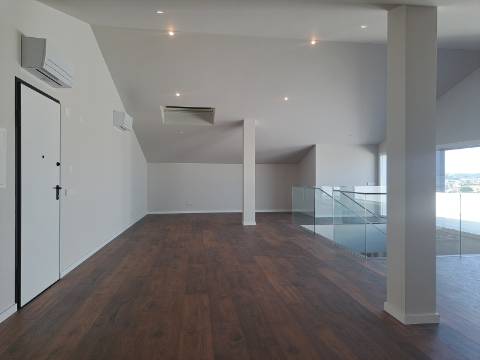 Apartamento T3 Duplex na cidade de Leiria com 3 suítes e vista para a cidade e castelo