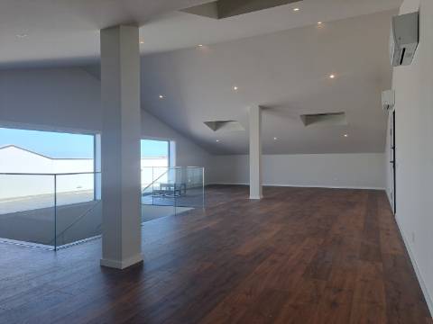 Apartamento T3 Duplex na cidade de Leiria com 3 suítes e vista para a cidade e castelo