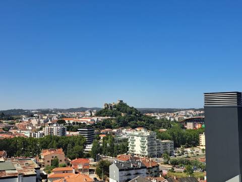 Apartamento T3 Duplex na cidade de Leiria com 3 suítes e vista para a cidade e castelo