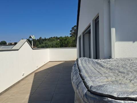 Apartamento T3 Duplex na cidade de Leiria com 3 suítes e vista para a cidade e castelo