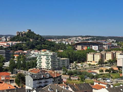 Apartamento T3 Duplex na cidade de Leiria com 3 suítes e vista para a cidade e castelo
