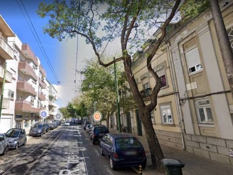 Loja na Rua de Pedrouços com estacionamento