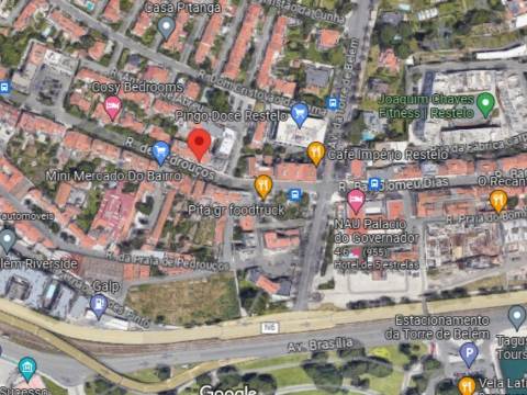 Loja na Rua de Pedrouços com estacionamento