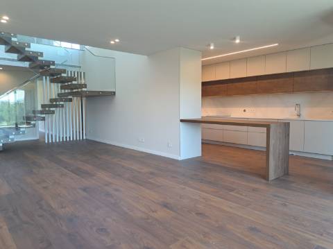 Apartamento T3 Duplex na cidade de Leiria com 3 suítes e vista para a cidade e castelo