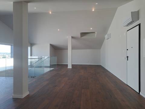 Apartamento T3 Duplex na cidade de Leiria com 3 suítes e vista para a cidade e castelo