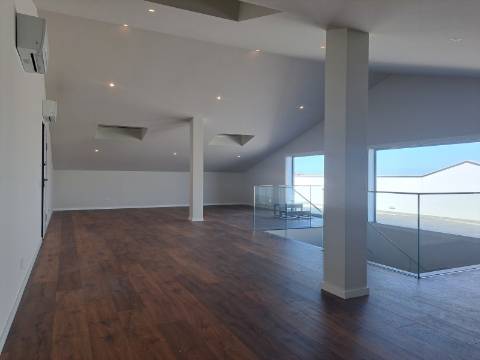 Apartamento T3 Duplex na cidade de Leiria com 3 suítes e vista para a cidade e castelo