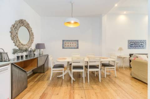 Apartamento T3 cheio de charme em plena Baixa Lisboeta
