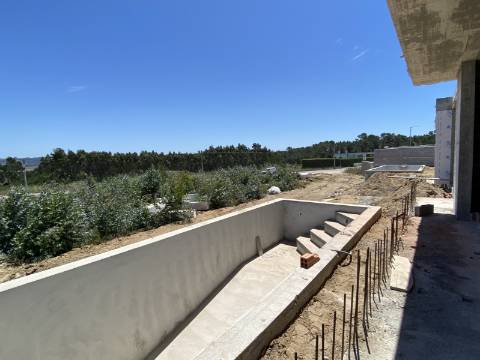 Moradia T2 com garagem e piscina junto à praia