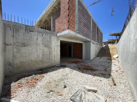 Moradia T2 com garagem e piscina junto à praia