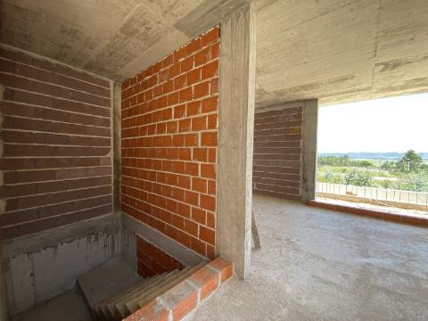 Moradia T2 com garagem e piscina junto à praia