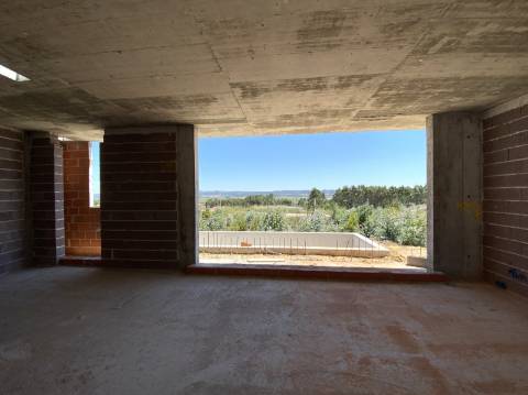 Moradia T2 com garagem e piscina junto à praia