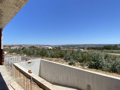 Moradia T2 com garagem e piscina junto à praia