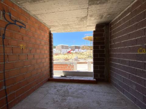 Moradia T2 com garagem e piscina junto à praia