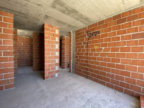 Moradia T2 com garagem e piscina junto à praia