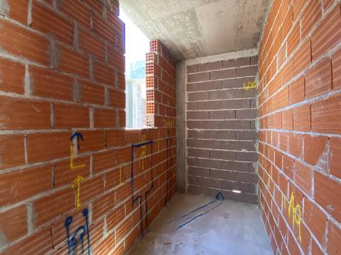 Moradia T2 com garagem e piscina junto à praia