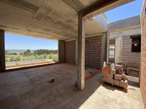 Moradia T2 com garagem e piscina junto à praia